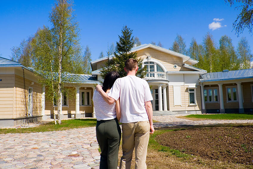couple-moving-to-new-home